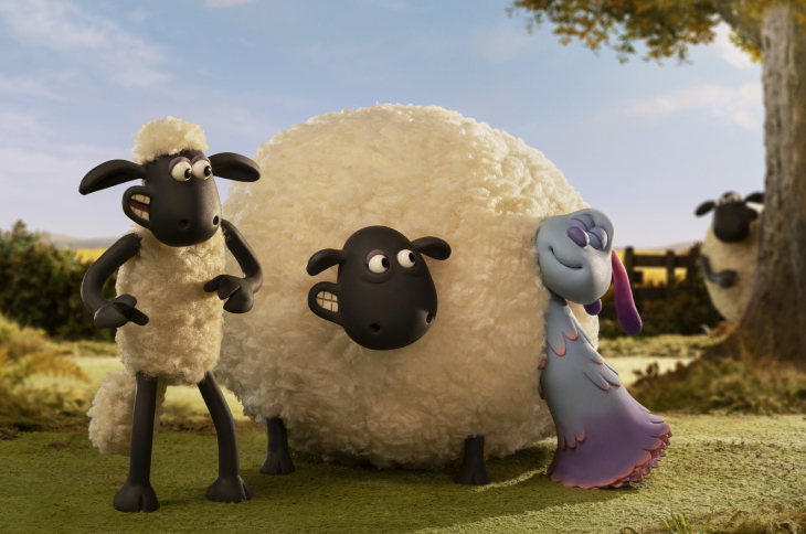 Dans la ferme, Shaun le mouton et son ami mouton et lapin sont heureux